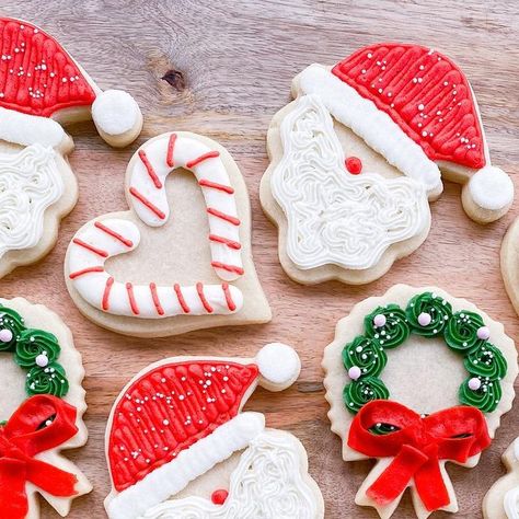 Tiffany on Instagram: "If your looking for an easy Santa cookie design try this …..Santa hat + beard + red nose 🎅🏼❤️ Simple & pretty cute! #christmassugarcookies #christmascookies #buttercreamcookies" Santa Cookies Decorated, Christmas Cookie Cake, Santa Cookie, Hat Cookies, Easy Sugar Cookies, Santa Cookies, Christmas Sugar Cookies, Iced Cookies, Red Nose