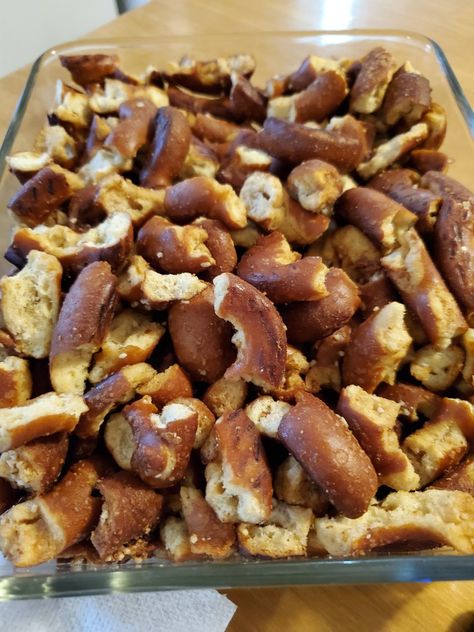 French Onion Pretzels Recipe, Onion Pretzels Lipton, Onion Pretzels, Hard Pretzels Recipe, Nye Treats, Pretzel Snack Recipes, Flavored Pretzels, Snacks Pretzels, Ranch Pretzels