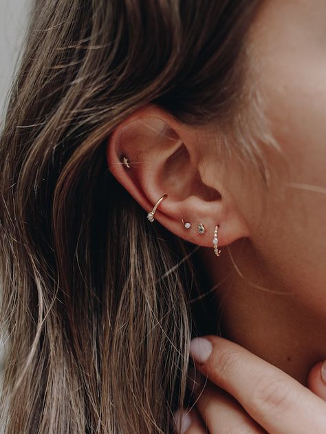 Piercings Oor, Ear Peircings, Helix Piercings, Geode Jewelry, Piercing Tragus, Cute Ear Piercings, Gold Bar Earrings, Bar Stud Earrings, Daith Piercing