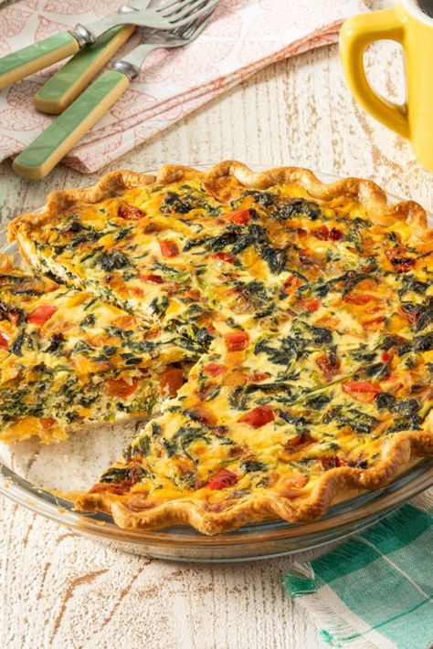 This easy Ina Garten Spinach Quiche is made with a refrigerated pie crust, butter, yellow onion, red bell pepper, garlic, and eggs. It only needs 40 to 50 Perfect Pie Crust Recipe, Spinach Quiche Recipes, Ham And Cheese Quiche, Spinach Quiche, Cheese Quiche, Egg Dishes, Spring Brunch, Skillet Dinners, Creamed Spinach