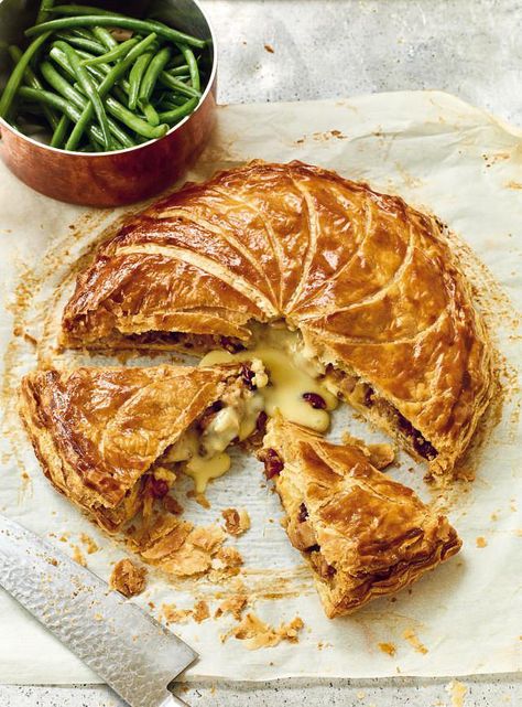 Nadiya Hussain's Chicken, Brie, Cranberry and Pink Pepper Pithivier - The Happy Foodie Nadiya Bakes, Chicken Brie, Nadiya Hussain Recipes, Melted Brie, Brie Cranberry, Nadiya Hussain, Chicken Pieces, Chicken Pie, Pastry Pie