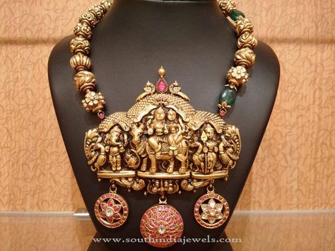 Big Antique Necklace Designs, Gold Big Necklace Designs, Big Temple Jewellery Necklace Designs. Big Locket Necklace Gold Indian, Pendent Designs, Big Temple, Sri Divya, Desi Jewelry, Temple Necklace, Haram Designs, Gold Haram, Buy Earrings Online