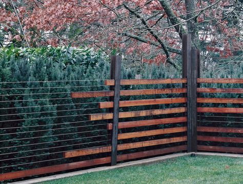 Portland Sequoia House contemporary - wonderful fence idea: creates a boundary while retaining openness Mid Century Modern Fence, Sloped Yard, Modern Fence Design, Backyard Fence, Living Fence, Fence Slats, Front Yard Fence, Modern Fence, Fence Decor