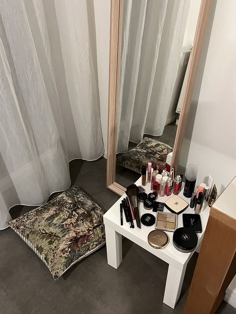 Makeup On The Floor, Big Mirror In Bedroom, Doing My Makeup, Apartment Goals, Makeup Room Decor, Full Body Mirror, Big Mirror, Body Mirror, Makeup Rooms