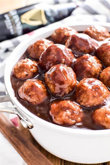 Guinness Glazed Meatballs Guinness Meatballs, Irish Meatballs, Casserole Appetizers, Appetizers Meatballs, Packer Party, Guinness Recipes, Homemade Meatballs Easy, St Patricks Food, Lemon Tree Dwelling