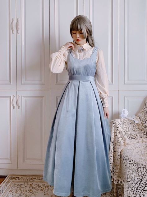 Winter Vintage Dresses, Shirayuki Outfits, Old Dresses Vintage, Modest Vintage Outfits, Dress Outfits Vintage, Vintage Dress Outfits, Outfits Vintage Aesthetic, Vintage Jumper Dress, Winter Vintage Outfits