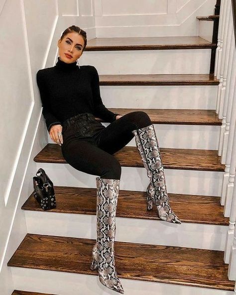 Snake Skin Boots Outfit, Snakeprint Boots Outfit, Thigh High Boots Outfit, Date Night Outfit Classy, Outfit Curvy, Bota Over, Black Boots Outfit, Winter Boots Outfits, Boots Jeans