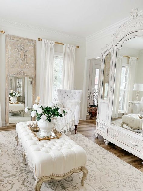 French Country Glam Living Room, White French Provincial Furniture, Shabby Chic Bedrooms Romantic, Romantic Living Room, French Country Bedrooms, French Country Living Room, Casa Country, Shabby Chic Living Room, White Living