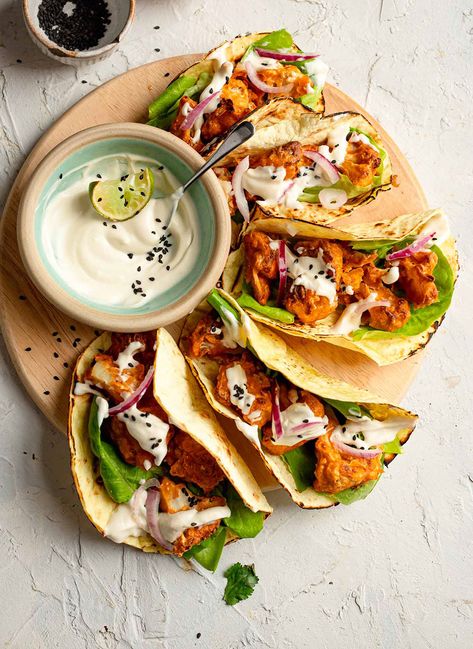 Mexican Food Recipes Vegan, Food Inspo Dinners, Vegan Banquet, Taco Vegetarian, Mexican Food Vegan, Crispy Cauliflower Tacos, Veg Tacos, Vegan Cauliflower Tacos, Tacos Vegetarian