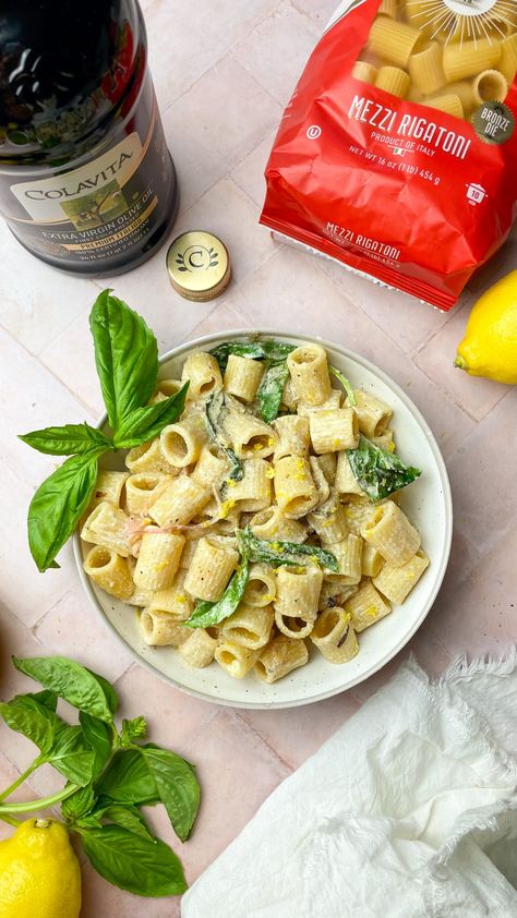 Lemon Herb Pasta by @sarah_licious_eats ##boursinpasta ##colavitaevoo ##colavitamezzirigatoni ##colavitapasta ##lemonherbpasta Lemon Herb Pasta, Fancy Pasta, Herb Pasta, Lemon Pasta, Garlic Head, Lemon Herb, Oven Dishes, Italian Food, How To Cook Pasta