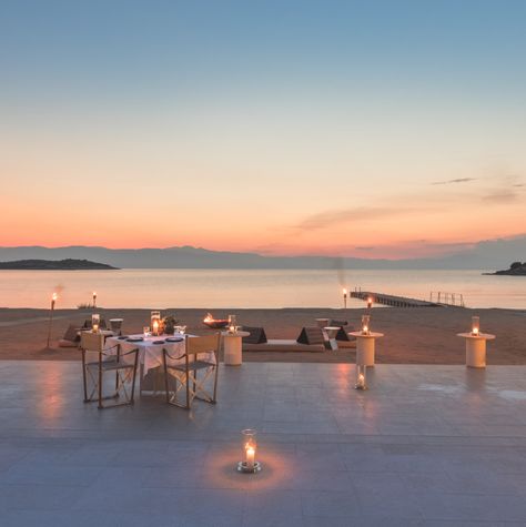 Disappear to the beach at Amanzoe for an evening of private dining. Traditional Greek dishes, international favourites or entirely personalised menus are created using seafood caught that morning and locally sourced organic produce. Candle-lit lamps glow as the sky melts into a pink sunset as waves sigh gently on the shore of this Greek retreat and dinner is served under a canopy of stars. Poolside Dining, Beach Dinner, Date Night In, Greek Dishes, Mediterranean Cuisine, Japanese Restaurant, Private Dining, Beach View, Archaeological Site