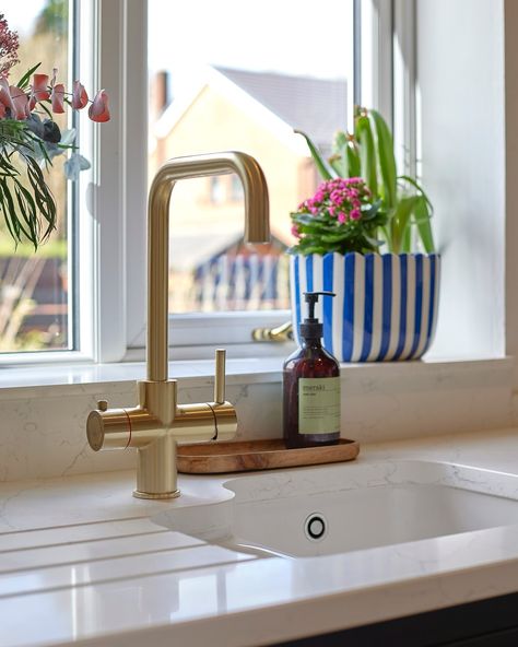 ✨ Transformation Alert! ✨ This Edwardian semi has undergone a stunning kitchen makeover, and the results are stunning. From unpacking the custom cabinetry to the final touches of gold accents and floral decor, this renovation has been a journey of creativity and love. Swipe to see it all 🌿🍽️ What do you think of this kitchen? Let us know your favourite feature in the comments! 💬💖 Follow us at @daretodreamprints to be a part of our community and be decor-inspired every day 🌟 Let’s create s... Statement Kitchen, Boiling Water Tap, Wall Cupboards, The Perfect Kitchen, Perfect Kitchen, Room Renovation, Stunning Kitchens, Functional Kitchen, Painted Pots