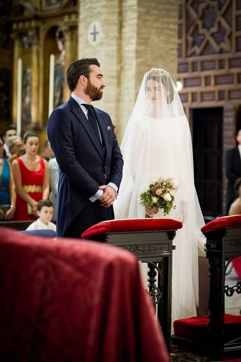 Long Bridal Hair, Romantic Wedding Photography, Catholic Wedding, Christian Wedding, Wedding Goals, Church Wedding, Wedding Mood, New York Wedding, Wedding Poses