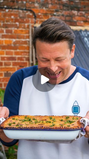 Jamie Oliver on Instagram: "You know what guys this has to be one of my favourites not only because it’s perfect for cold evenings but also because how could it not be ??? If your lot loves sausage and mash like mine then this is about to become their new favourite dish .....it’s my sausage and mash pie !! Yeah you heard me a pie quite literally made of sausage and mash you can thank me later ha ha ha. Link in my bio you lovely lot you have to give this a try x x  #dinnerideas #weekendvibes #sausageandmash" Sausage Meals, Sausage Pie, Sausage And Mash, Cooking Meals, Jamie Oliver Recipes, Weekday Meals, Salad Recipes For Dinner, Savory Pie, Happy Foods