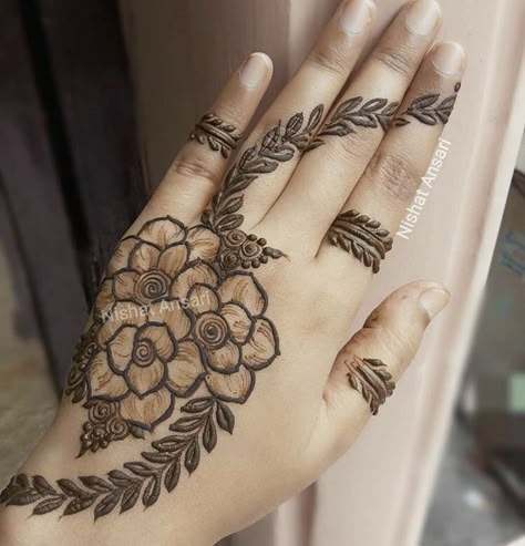 Simple Rose Design Mehendi, Flower Mehandi Designs, Minimal Henna Designs, Minimal Henna, Indian Wedding Mehendi, Mehendi Ideas, Henna Design Ideas, Wedding Mehendi, Mehendi Art