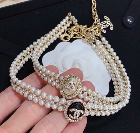 Chanel Choker, Chanel Jewelry Necklace, Layer Necklaces, Expensive Jewelry Luxury, Chanel Necklace, Chanel Pearls, Girly Accessories, Chanel Accessories, Classy Jewelry