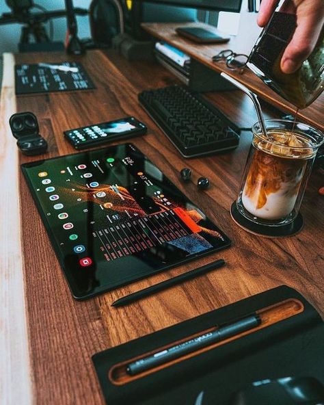 calm setups on Instagram: "What is your favourite beverage at work? 🥤 Follow @calmsetups for more! 📸 By @araltasher . . . . . . . . . #calmsetups #officevibes #studygram #desksituation #homeoffice #workspaces #officegoals #desktour #designyourworkspace #macintoshsetups #technology #officeenvy #desktops #deskenvy #workstation #deskaccessories #macbook #apple #desksetup #workspacegoals #imac #workhardanywhere #ergonomic #desktour #officeinspiration #officedesign #mydesk" Tech Room, Computer Desk Setup, Desk Setups, Home Studio Setup, Desktop Setup, Small Home Offices, Apple Technology, Gaming Room Setup, Workspace Design