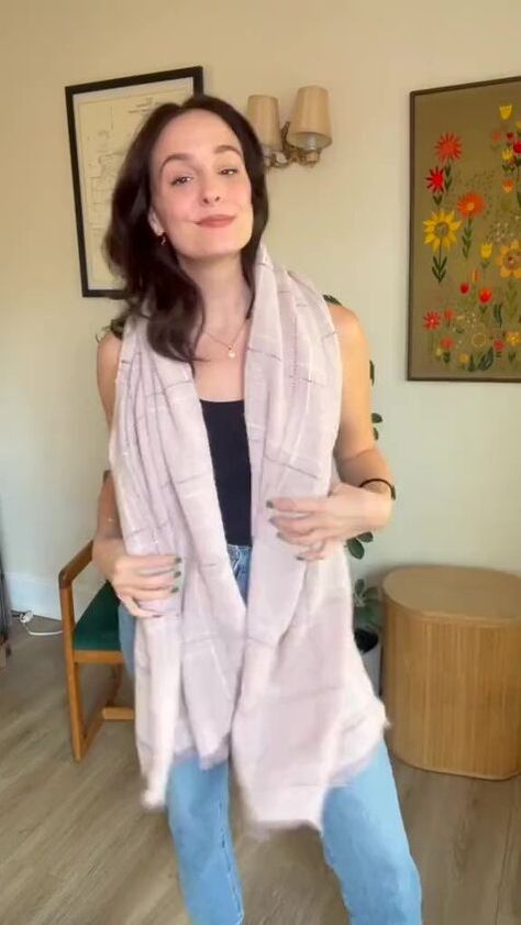 You’re going out, you don’t want to wear a coat or a boring cardigan but it’s cold. Take a scarf and turn it into a stylish shawl or wrap in just a few minutes. Kimono Shrug, Scarf Knots, How To Wear A Scarf, Diy Scarf, Dress Alterations, Faded Jeans, Scarf Tying, Shirt Dress Casual, How To Wear Scarves