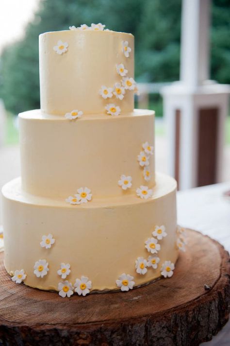 Wildflower wedding cake | Photo by MoscaStudio Wedding Cake Fondant Flowers, Wildflower Wedding Cake, Wedding Cake Yellow, Daisy Wedding Theme, Daisy Wedding Cakes, Butterfly Wedding Cake, 2 Tier Wedding Cakes, Yellow Wedding Cake, Sunflower Wedding Cake