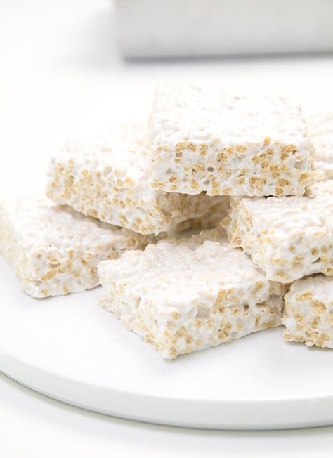 Homemade marshmallow rice krispie treats are easier than making them with packaged marshmallows. And they're naturally gluten free! Pin this simple, no bake dessert recipe for a simple weeknight family treat after dinner! Plus, jazz them up with sprinkles or mix-in's for Christmas and the holidays. #ricekrispietreats #glutenfreerecipes #easydessert #nobake #GFdessert Marshmallow Rice Krispie Treats, Gluten Free Rice Krispie Treats, Homemade Marshmallow, Rice Recipes For Dinner, Krispy Treats, Rice Krispy, Homemade Marshmallows, Gf Desserts, Gluten Free Rice