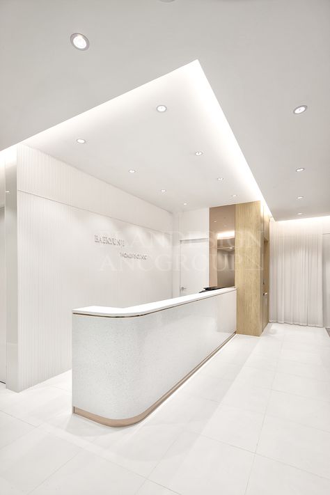 Dental Design Interior, Medical Clinic Design, Office Reception Design, Dentist Office Design, White Reception, Healthcare Interior Design, Dental Office Design Interiors, Industrial Office Design, Medical Office Design