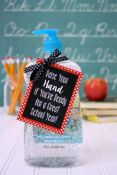 Hand Sanitizer Back to School Teacher Gift  under $5 // Life Anchored #backtoschool Sanitizer Gift Ideas, Hand Sanitizer Gift Ideas, Hand Sanitizer Gift, Diy Teacher Christmas Gifts, Cheap Teacher Gifts, Teacher Gift Printables, Teacher Gift Baskets, Back To School Gifts For Teachers, Math Gift