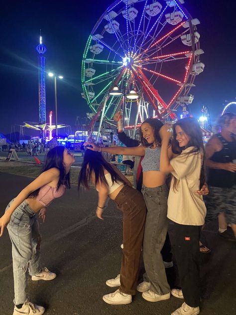 Friend Photos Aesthetic, Popularity Aesthetic, Fair Core, Fair Friend Pictures, Fun With Friends Aesthetic, Carnival Photo Ideas, Fair With Friends, Fair Pictures Friends, Carnaval Aesthetic