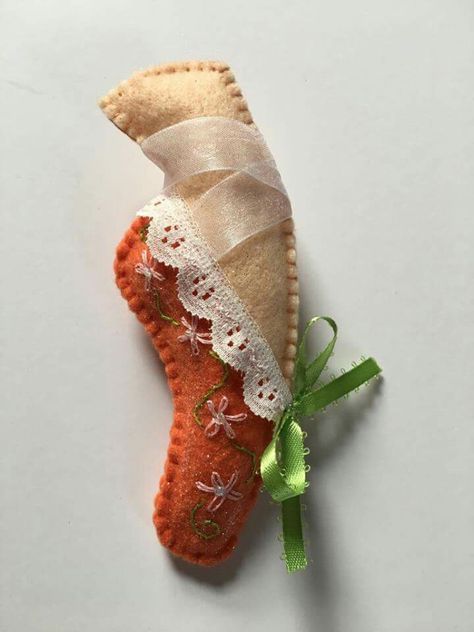 Felt Marzipan ballet slipper ornament for Nutcracker by Curlytailcrafts.net Ballet Gifts Diy, Nutcracker Ornaments Diy, Felt Nutcracker Ornaments Diy, Diy Dance Gifts, Felt Nutcracker, Nutcracker Felt, Felt Nutcracker Ornaments, Nutcracker Felt Pattern, Nutcracker Felt Ornaments