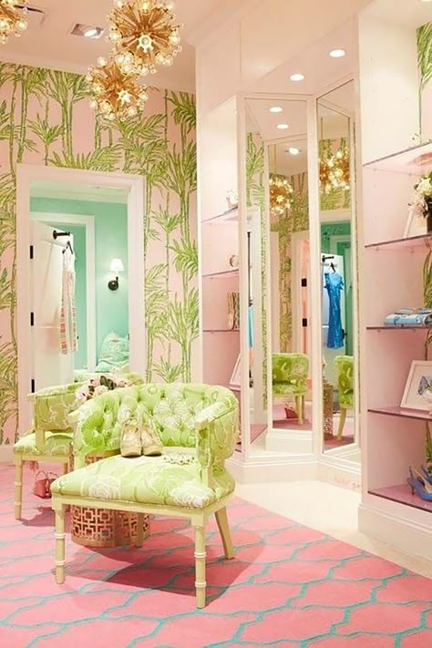 Wallpaper Tips-07-1 Kindesign Dressing Room Wallpaper, Ideas De Closets, Deco Pastel, Casa Disney, Elegant Dressing, Dressing Room Closet, Dream Closets, Deco Retro, Dressing Rooms