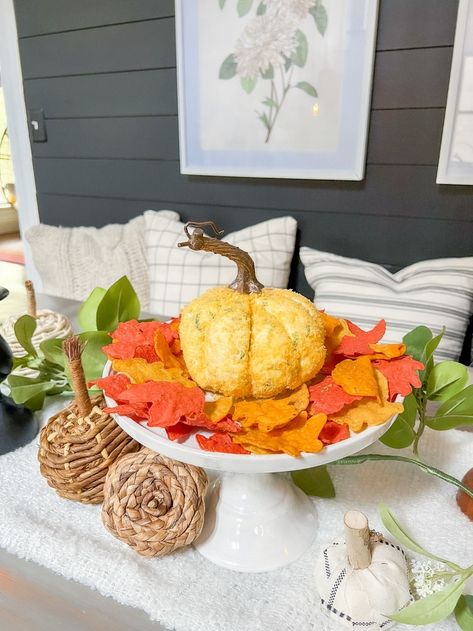 Jalapeno Popper Pumpkin-Shaped Cheese Ball. Celebrate fall with the perfect cheese ball appetizer that combines spicy jalapeno, creamy cheese filling and rolled in a layer of crushed cheese puffs. Cheese Ball Pumpkin, Cream Cheese Balls Recipe, Donut Bread Pudding, Diy Projects For Fall, Pear Pizza, Fall Appetizers Easy, Baked Appetizers, Cream Cheese Ball, Mini Pastries