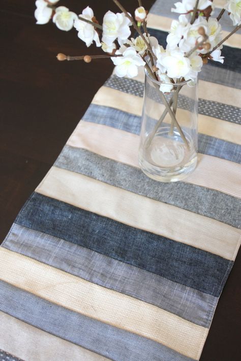 Artisanats Denim, Table Runner Diy, Handmade Table Runner, Costura Diy, Denim Crafts, Crafts To Make And Sell, Quilted Table Runners, 자수 디자인, Handmade Table