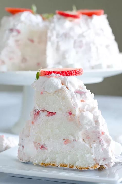 This Strawberry Marshmallow Angel Cake is impressive and very easy when using a store-bought angel food cake!  Just 4 ingredients create such a beautiful layered cake! Desserts Bars, Strawberry Angel Food Cake, Strawberry Marshmallow, Angel Food Cake Desserts, Marshmallow Cake, Angel Food Cake Mix Recipes, Cake Fruit, Waffle Cake, Angel Cake