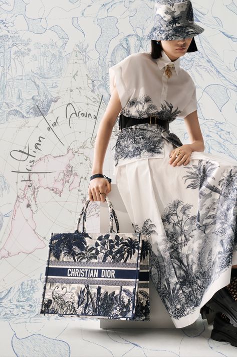 Celebrating travel in Dior style, the dreamy ‘Dior Around the World’ capsule reimagines House classics with motifs by Pietro Ruffo. For this new collaboration, Maria Grazia Chiuri offers a selection of graphic creations adorned with poetic sketches by the Roman artist reinterpreting Christian Dior’s lucky star as a map of the world. Skirts and bob hats in signature camouflage motifs are paired with sailor-stripe tops and a version of the iconic 'Dior Book Tote' patterned with the escapist print Tas Lv, High Waisted Pleated Skirt, Maria Grazia Chiuri, Maria Grazia, Dior Couture, Elegant Blouses, Lady Dior, Fashion Details, Elegant Fashion