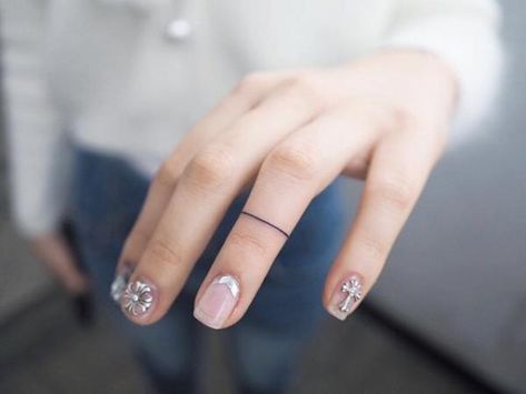 The Meaning of Finger Tattoos - Ideas & Designs + Photos Morse Code Tattoo Finger, Flirty Tattoos, Finger Tattoo Ideas For Women, Finger Tattoo Ideas, Stunning Tattoos, Cute Finger Tattoos, Serpent Tattoo, Petit Tattoo, Finger Tattoo For Women