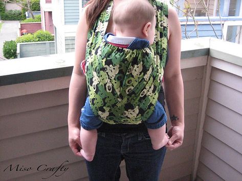 Miso Crafty: Tutorial: The Meela Baby Carrier!! Baby Carrier Sewing Pattern, Baby Sling Pattern, Kangaroo Baby Carrier, Baby Carrier Pattern, Front Baby Carrier, Diy Baby Carrier, Baby Wearing Wrap, Carrier Pattern, Kangaroo Baby