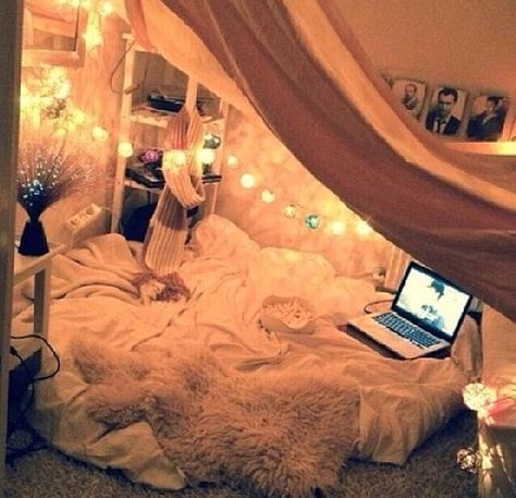 If I just had a mattress, I would totally do this. Though I still think I would just sell my bed, so I could do this. xD Sleepover Room, Chill Room, Room Goals, Aesthetic Rooms, Cute Room Decor, Cozy Room, Room Inspiration Bedroom, Room Ideas Bedroom, Dream Rooms