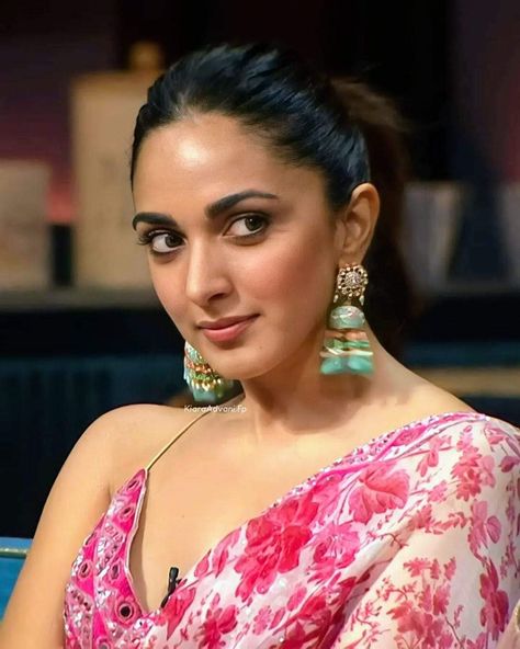 L Love U, Kaira Advani, Glamour Beauty, Green Saree, Kiara Advani, Bollywood Girls, Designer Dresses Indian, Bollywood Actress, Designer Dresses