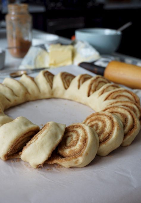 Sourdough Christmas, Cottage Homestead, Baking For Friends, Christmas Breads, Cheddar Bread, Cinnamon Bun Recipe, Rolls Homemade, Danish Pastry, Bread Art