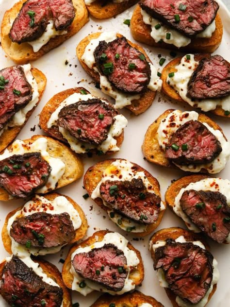 20+ New Year's Eve Appetizers! Whether you need quick appetizers, or have lots of time, these recipes are sure to get your guests talking! Steak Crostini, Sommer Mad, Buffalo Wings, Low Carb Paleo, Small Bites, Naan, Appetizers For Party, Appetizer Snacks, Finger Food