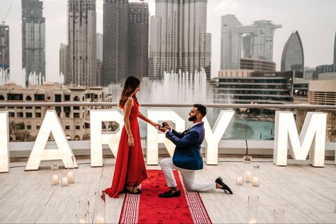 A Proposal overlooking the Burj Khalifa Marriage Proposal Ideas, Best Places To Propose, Groom Gifts, Dubai Wedding, Proposal Photos, Surprise Wedding, Romantic Photos Couples, Romantic Proposal, Wedding Proposals