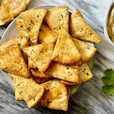 Chips In The Air Fryer, Pita Chips Recipe, Air Fryer Chips, Baked Pita Chips, Homemade Pita Chips, Homemade Pita, Homemade Chips, Best Air Fryer, Snack Dip