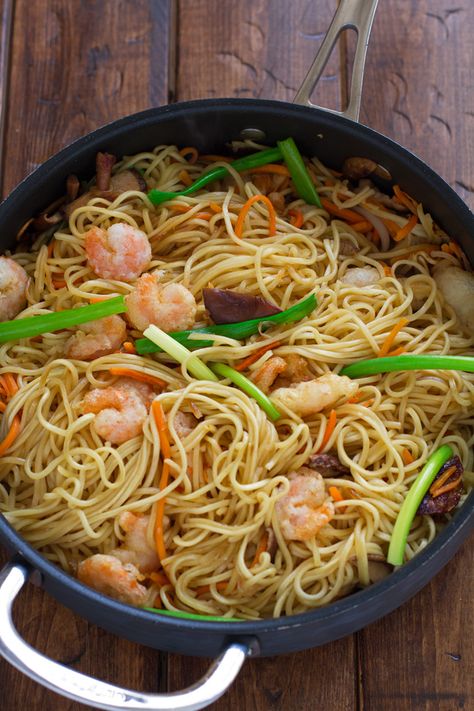 A copycat version of Pei Wei Shrimp Lo Mein that takes just minutes to whip up. This Shrimp Lo Mein recipe only requires a few ingredients and is easy. Pei Wei Recipes, Shrimp Lo Mein Recipe, Shrimp Lo Mein, Pei Wei, Lo Mein Recipe, Chicken Lo Mein, Lo Mein Recipes, Copy Cats, Asian Noodle