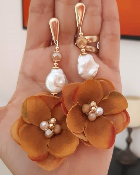 Diy Earrings Easy, Earrings Diy Handmade, Wire Jewelry Patterns, Flowers Earrings, Art Jewelry Design, Accesories Jewelry, Fabric Earrings, Classy Jewelry, Fancy Jewellery