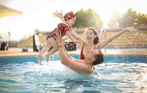 Fotografia In Piscina, Sailing Day, Family Swimming, Pool Photography, Swimming Pool Accessories, Family Pool, Pool Fountain, Pool Waterfall, Travel Money