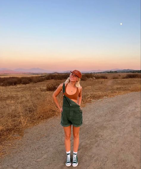 Converse Prom, Granola Outfits Summer, Granola Summer Outfits, Colorado Fits, Summer Granola, Camping Fits, Granola Western, Granola Summer, Granola Girl Outfits