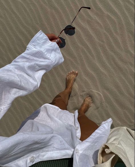 Clean Girl Beach Aesthetic, Girls Beach Cover Up, Beach Bag Essentials, Sunglasses Beach, Linen Outfit, Beach Selfie, Romanticising Life, Resort 2024, Summer Life