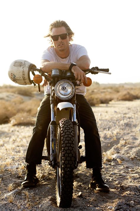 Scotty Stopnik and his motocycle in the desert at sunrise. Photo: Kevin Voegtlin Guys With Motorcycles, Men’s Biker Fashion, Pictures With Motorcycles, Motorcycle Portrait Photography, Vintage Bike Photoshoot, Motocycle Photoshoot, Biker Photoshoot Men, Guys Photoshoot Ideas, Scotty Stopnik