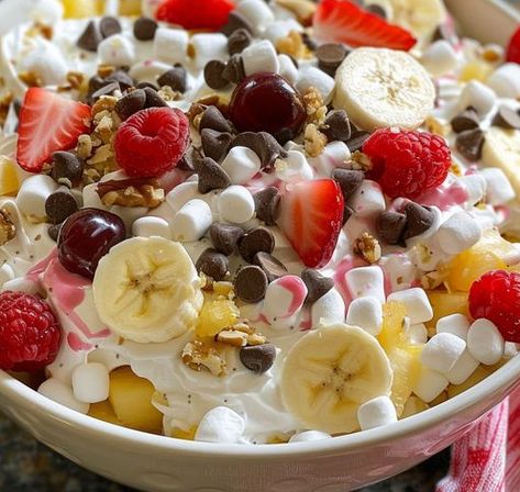 Banana Split Fluff Salad - Recipes Vista Banana Split Fluff Salad Recipes, Banana Split Delight, Easy Derrests Recipe, Banana Split Salad, Fruit Fluff Salad, Banana Pudding Fluff, Pineapple Fluff Recipe, Banana Split Fluff Salad, Banana Fluff