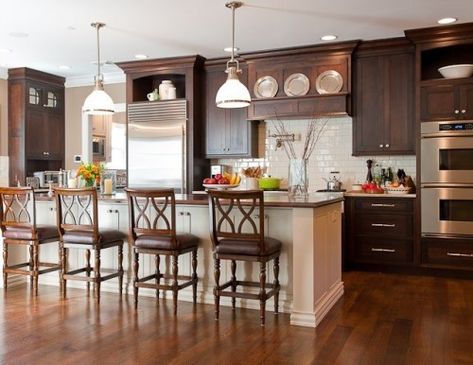 Dark cabinets, white island, white backsplash. Like the floor a little lighter than the cabinets. Popular Kitchen Colors, Dark Brown Cabinets Kitchen, Dark Brown Cabinets, Best Kitchen Design, Brown Kitchen Cabinets, Cabinets Design, Traditional Kitchen Design, Brown Cabinets, Kitchen Colour Schemes