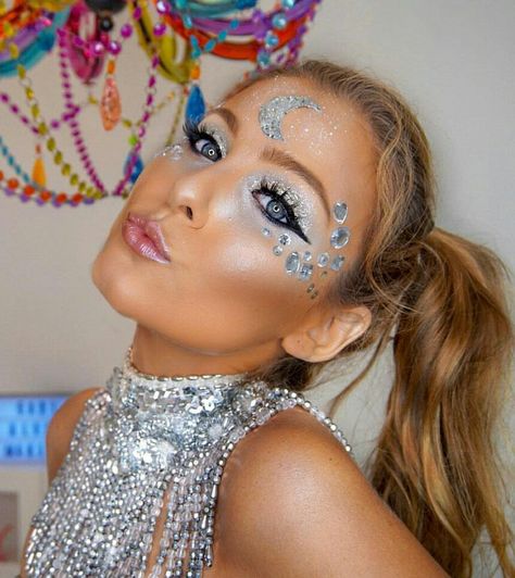 Makeup Looks For Iridescent Dress, Space Face Makeup, Womens Space Costume, Sagittarius Costume Ideas, Alien Costume Makeup Halloween, Astronaut Makeup Halloween, Retro Space Outfit, Cosmic Costume Ideas, Moon Costume Makeup